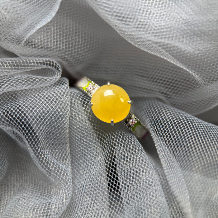 Honeydrop Gleam – Icy Yellow Jadeite Cabochon Ring (S925 Silver)