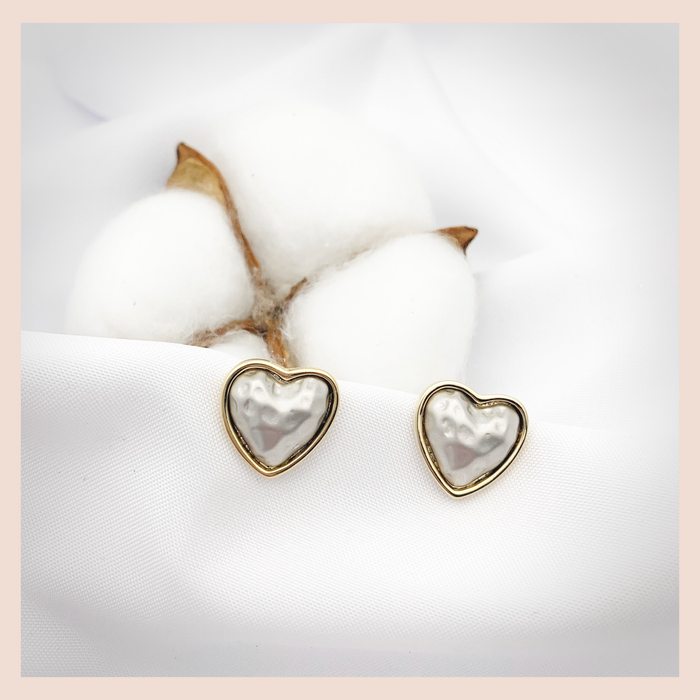 Pearl finish heart earring